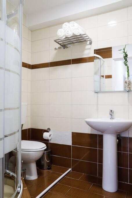 Cozy Apartment Near Airport 코로피온 외부 사진