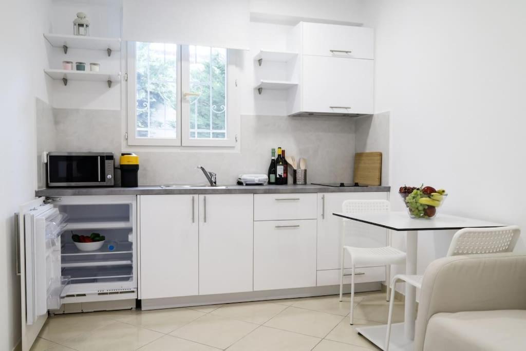 Cozy Apartment Near Airport 코로피온 외부 사진