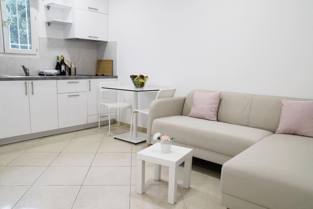 Cozy Apartment Near Airport 코로피온 외부 사진